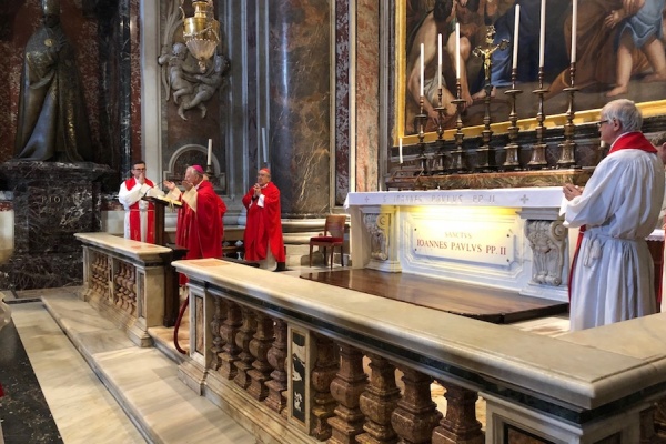 arcybiskup jędraszewski przy grobie jana pawła drugiego